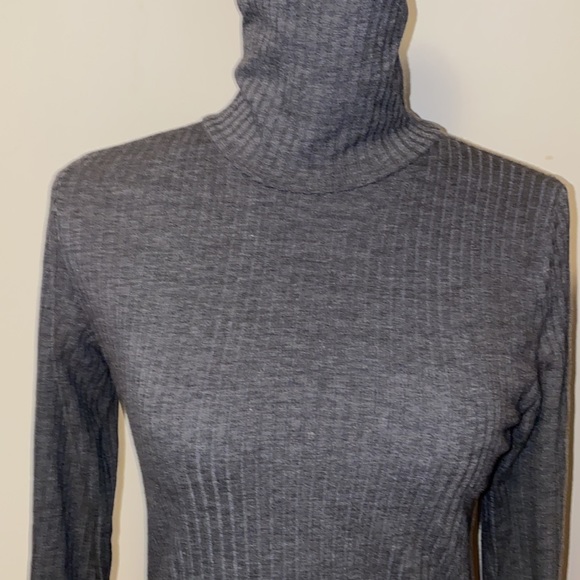❤️ Grey Ribbed turtleneck with some stretch/ spandex size medium❤️ - Picture 2 of 6